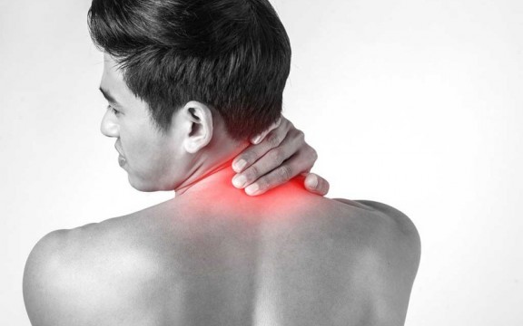 Chữa đau cổ vai gáy bằng diện chẩn có thực sự an toàn? 