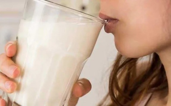 Tác hại của uống sữa đêm muộn là gì? 