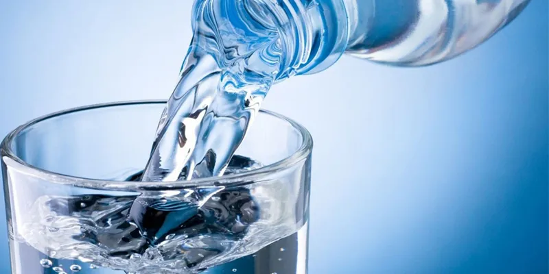 Uống đủ nước giúp hỗ trợ giảm cân hiệu quả.