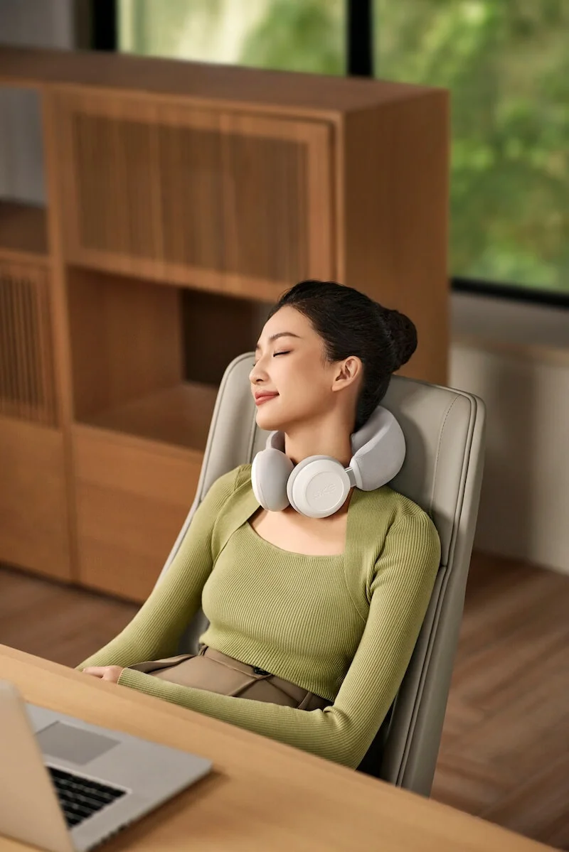 Máy massage SKG N3 sử dụng tiện lợi tại văn phòng giúp tiết kiệm thời gian
