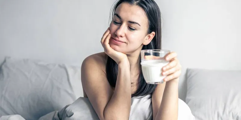 Việc uống một cốc sữa trước khi đi ngủ không dẫn đến sự thay đổi đáng kể về cân nặng