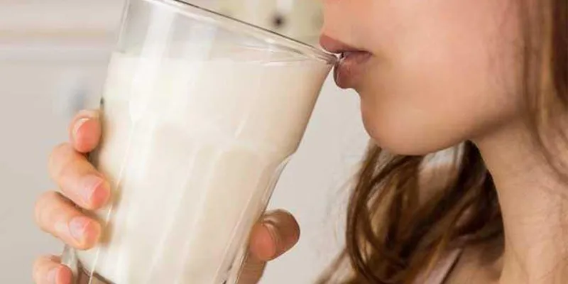 Tác hại của uống sữa đêm muộn ít người biết khi uống sữa không đúng cách.