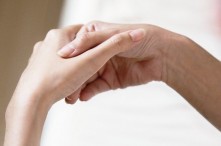 Cách bấm huyệt chống buồn ngủ hiệu quả, dễ thực hiện