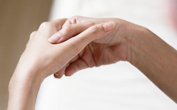 Cách bấm huyệt chống buồn ngủ hiệu quả, dễ thực hiện