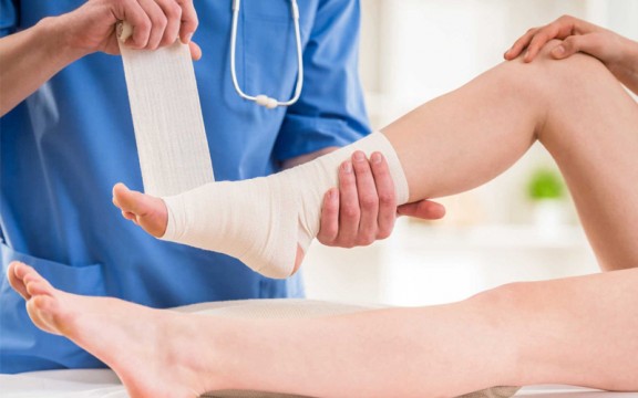 Bỏ túi 5 cách trị trật chân tại nhà nhanh nhất