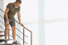 Đau đầu gối khi leo cầu thang - Nguyên nhân và cách khắc phục