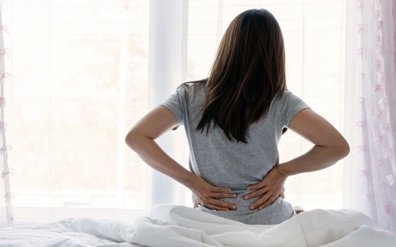 Ngồi xuống đứng lên bị đau chân: Cách giảm đau hiệu quả 