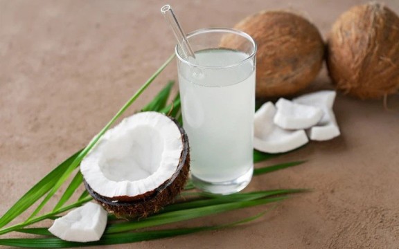 1 lít nước dừa bao nhiêu calo? Nước dừa giúp giảm cân không?