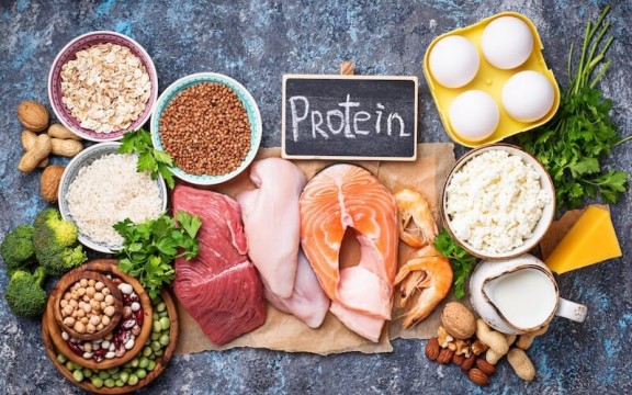 Người Gầy Tập Gym 1 Ngày Cần Bao Nhiêu Protein Để Tăng Cơ?