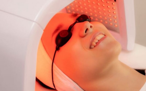 Ánh sáng đỏ trên máy massage là gì? Định nghĩa và ứng dụng