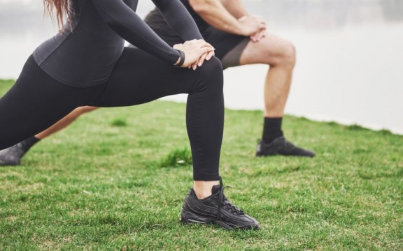 10+ Bài Tập Kéo Dài Chân Cho Người Trưởng Thành