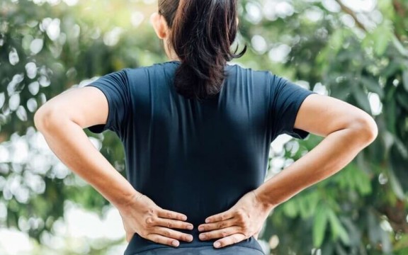 Giải đáp: Bị giãn cơ lưng phải làm sao để nhanh khỏi?