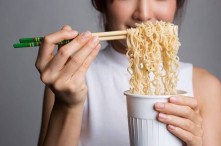 Cách Ăn Mì Tôm Không Béo: 5 Mẹo Giúp Giảm Đáng Kể Lượng Calo