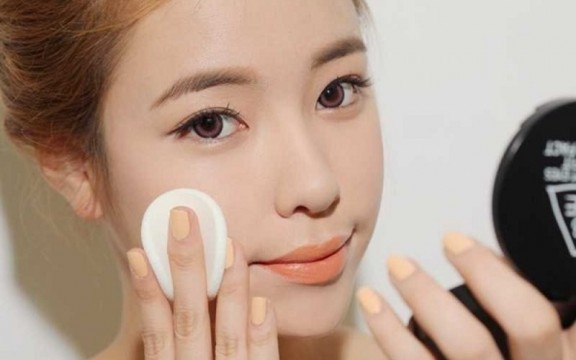 Cách Dặm Lại Lớp Trang Điểm Giữ Sự Tươi Tắn Suốt Cả Ngày