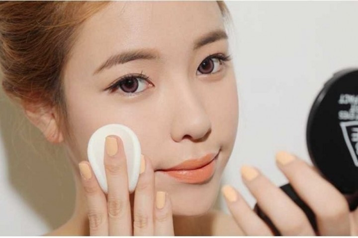 Cách Dặm Lại Lớp Trang Điểm Giữ Sự Tươi Tắn Suốt Cả Ngày 