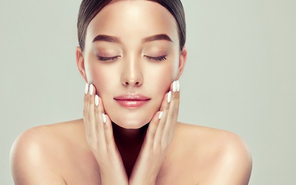 8 Cách mát xa mặt trước khi ngủ cho làn da tươi trẻ hơn