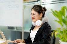 Có nên mua máy massage cổ vai gáy SKG N3 sử dụng tại văn phòng không?