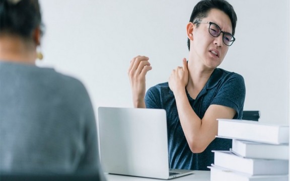 Đau Mỏi Vai Gáy Lan Xuống Cánh Tay Phải Làm Sao?