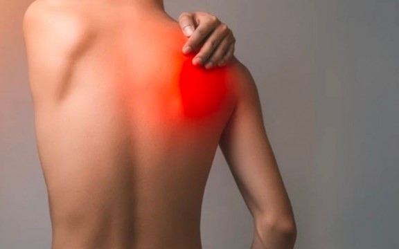 Đau Vai Phải Là Bệnh Gì: Tại Sao Cần Cảnh Giác?
