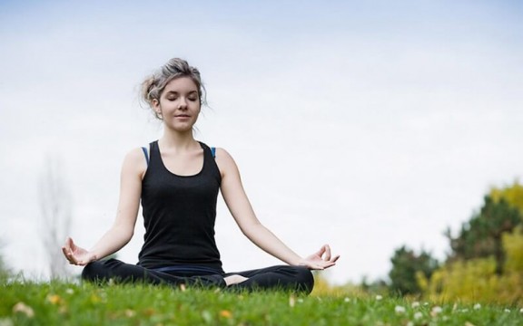 Flow yoga là gì? Tự tập tại nhà sao cho đúng?