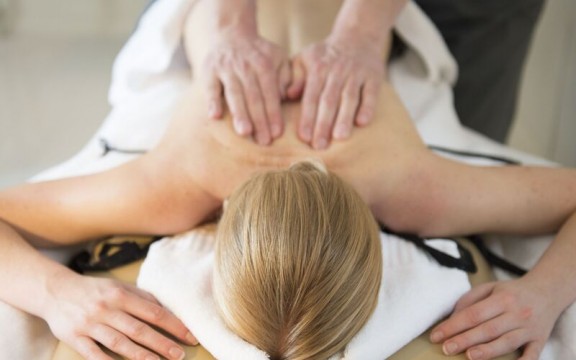 Hướng Dẫn Massage Trị Đau Lưng Đơn Giản Tại Nhà