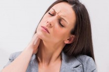 Giữ Thói Quen Lắc Cổ Kêu Răng Rắc Có Sao Không?