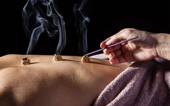 Giải mã liệu pháp Moxibustion ứng dụng trên máy massage hiện đại