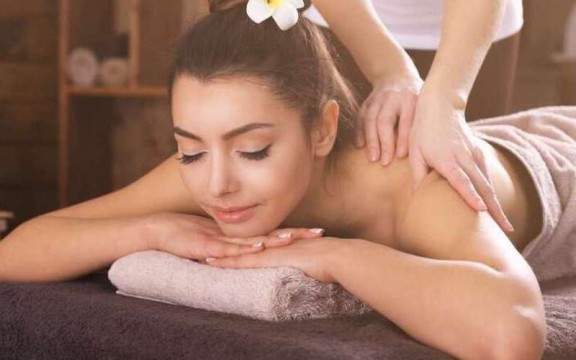Massage cổ vai gáy: Lợi ích, bài tập, hướng dẫn và lưu ý cần biết