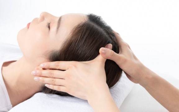 Massage đầu giảm stress trong vài phút trước khi ngủ