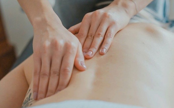 Massage Shiatsu là gì? Lịch sử, lợi ích và ứng dụng hiện đại