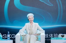 Maye Musk trải nghiệm sản phẩm mới tại văn phòng SKG Thâm Quyến