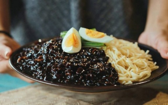 Tìm Hiểu Mì Tương Đen Bao Nhiêu Calo Mỗi Loại?