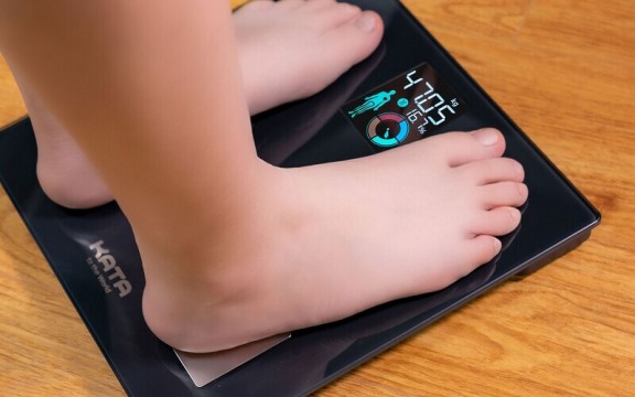 [Góc giải đáp] Nên mua cân cơ học hay cân điện tử cho gia đình?