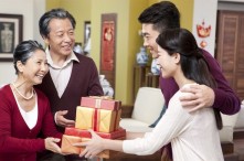 Nên Mua Quà Tết Gì Cho Bố Mẹ Chồng? Top 10 Quà Tết Biếu Bố Mẹ Chồng