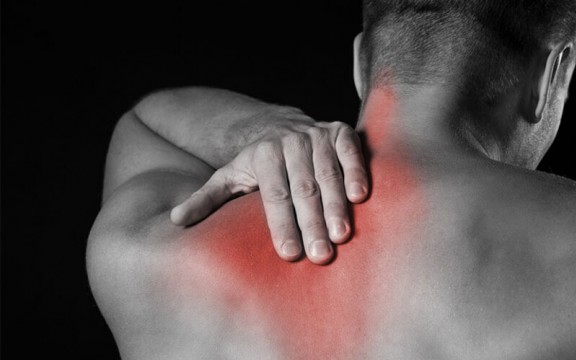 Ngủ dậy bị đau bả vai trái có cần lo lắng không? 