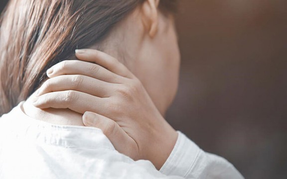 Thường xuyên ngủ dậy bị đau cổ không quay được có nguy hiểm không?