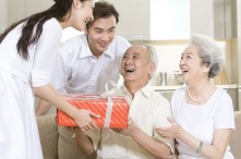 Chọn Quà Biếu Ông Bà Ngày Tết Ý Nghĩa Và Ấm Áp