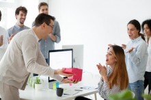 Chọn Quà Tặng Nhân Viên Dưới 1 Triệu Cực Ý Nghĩa 