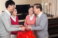 Top 5 Quà Tết Ý Nghĩa Cho Bố Mẹ Vợ Giúp Rể Ghi Điểm Tuyệt Đối