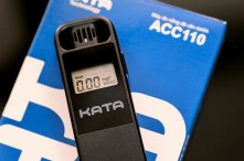 Cận Cảnh Đập Hộp Máy Đo Nồng Độ Cồn KATA ACC110