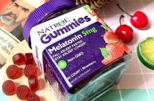 Tác hại của kẹo ngủ melatonin và cách cải thiện giấc ngủ tự nhiên