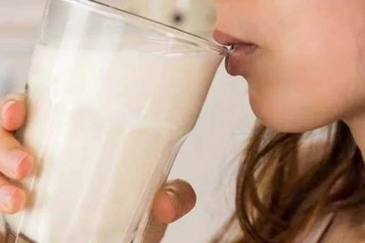Tác hại của uống sữa đêm muộn là gì? 
