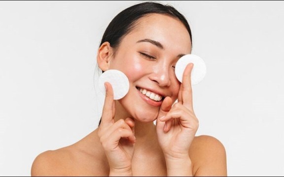 Tại Sao Không Trang Điểm Vẫn Phải Tẩy Trang? Sự Thật Bạn Chưa Biết?