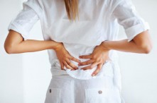 Giải đáp: Triệu chứng thường xuyên tê lưng là bệnh gì?