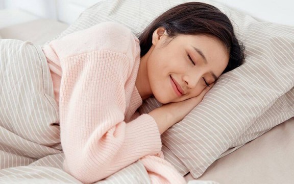 Tư thế ngủ nghiêng bên nào tốt nhất cho sức khỏe?