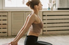 5 bài tập giãn cơ ngực sau khi tập gym