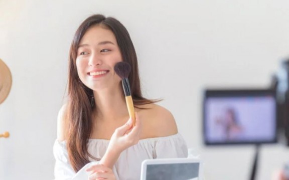 Bao Nhiêu Tuổi Được Trang Điểm? Lời Khuyên Từ Chuyên Gia