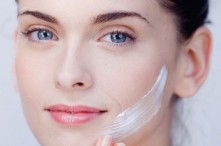 Các Bước Dưỡng Ẩm Trước Khi Trang Điểm Cho Lớp Nền Căng Mịn