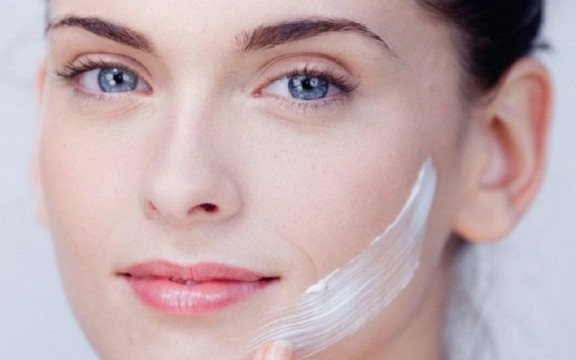 Các Bước Dưỡng Ẩm Trước Khi Trang Điểm Cho Lớp Nền Căng Mịn