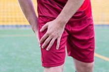 Cách giảm căng cơ háng khi đá bóng hiệu quả và an toàn tại nhà